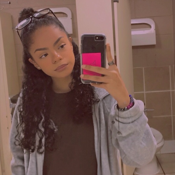 Meet your Posher, Itzel - Picture 1 of 1